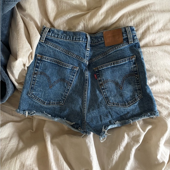 Levi Shorts - Picture 3 of 5